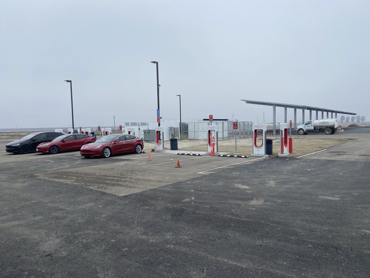⁦<a href="/RateYourCharge/">Rate Your Charge</a>⁩ Buttonwillow, CA. Location has moved I think. Now in a remote spot with 1 Portapotty and no food. Several stalls look to be broken. 3/10. App admits “no amenities” at this location
