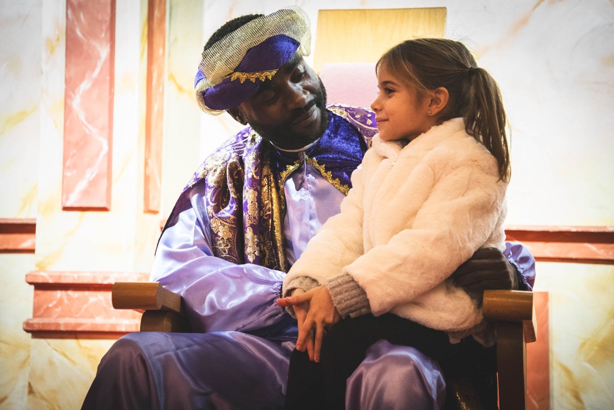 👑 Los Carteros Reales ya han recibido a los primeros niños y niñas en el patio central del <a href="/ayto_merida/">Ayuntamiento de Mérida</a> durante la tarde de hoy. Recordamos que mañana miércoles y el jueves volverán a estar allí de 18:00 a 21:00 horas. Gracias a la colaboración de <a href="/OJEMerida/">OJE Mérida</a>