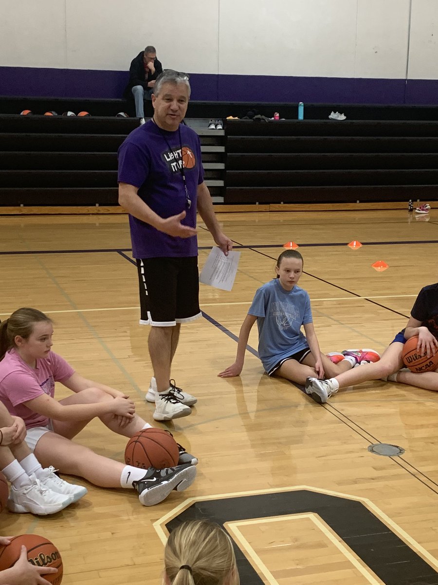 Our clinicians were on fire 🔥 and the kids were locked in. <a href="/CoachBMWWhite/">Bryan White</a> <a href="/CoachEinerson/">Justin Einerson</a>