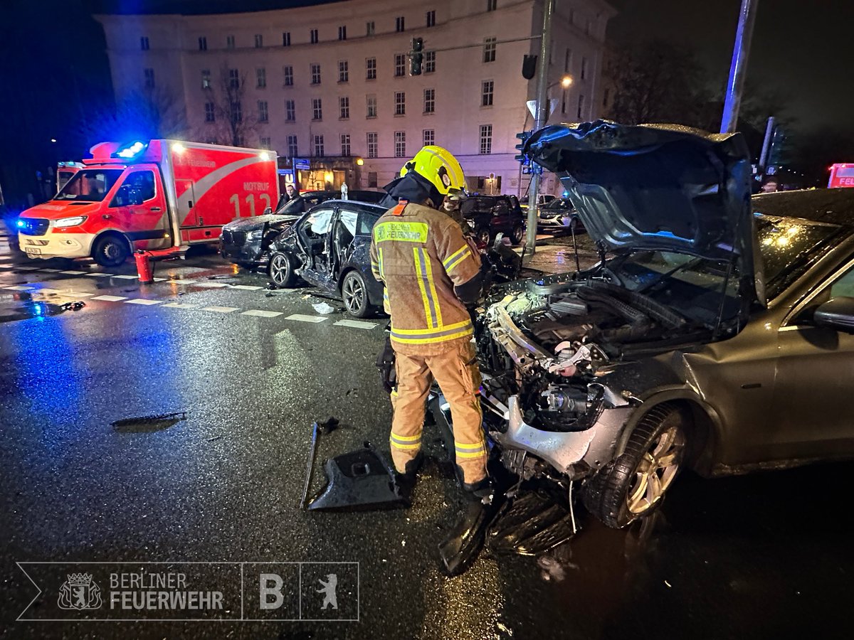 Berliner_Fw's tweet photo. Update: Eine Person wurde im PKW eingeklemmt und musste mit hydraulischem Gerät befreit werden. Insgesamt wurden 6 Personen in Krankenhäuser transportiert, davon: 
🔴1 Person mit lebensgefährlichen Verletzungen, 
🟡4 Personen mit schweren Verletzungen
🟢1 Person leicht verletzt. https://t.co/Y7b3x8T7ys
