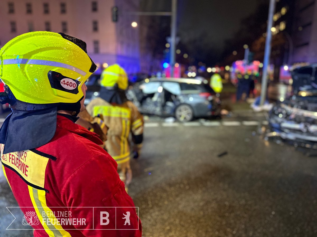 Berliner_Fw's tweet photo. Update: Eine Person wurde im PKW eingeklemmt und musste mit hydraulischem Gerät befreit werden. Insgesamt wurden 6 Personen in Krankenhäuser transportiert, davon: 
🔴1 Person mit lebensgefährlichen Verletzungen, 
🟡4 Personen mit schweren Verletzungen
🟢1 Person leicht verletzt. https://t.co/Y7b3x8T7ys