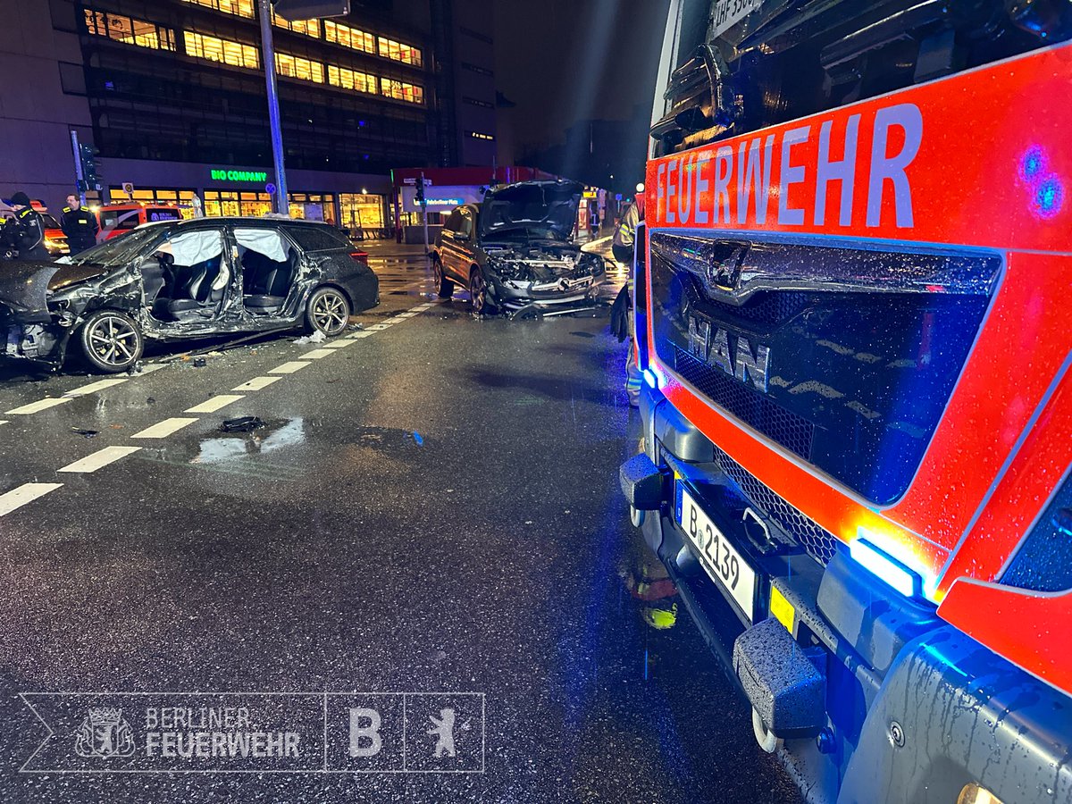 Berliner_Fw's tweet photo. Update: Eine Person wurde im PKW eingeklemmt und musste mit hydraulischem Gerät befreit werden. Insgesamt wurden 6 Personen in Krankenhäuser transportiert, davon: 
🔴1 Person mit lebensgefährlichen Verletzungen, 
🟡4 Personen mit schweren Verletzungen
🟢1 Person leicht verletzt. https://t.co/Y7b3x8T7ys