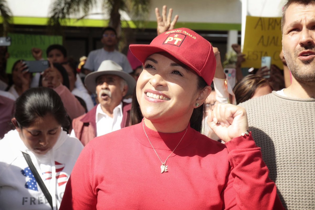 LizSanchezSM's tweet photo. ¡#Puebla vibra con la #CuartaTransformación! 🙌🎉

Con gran entusiasmo acompañé a nuestro amigo @armentapuebla_ a Ajalpan, sitio mágico en el que refrendamos nuestro compromiso con la #4T. 

Estamos avanzando a un mejor futuro, tenemos la fuerza y las ganas de que nuestro estado cuente con las condiciones óptimas de desarrollo y bienestar para todas y todos. 

De mano de la Dra. @Claudiashein y de nuestro precandidato Alejandro Armenta. ✌️

#BuenasTardes ✨️🫶