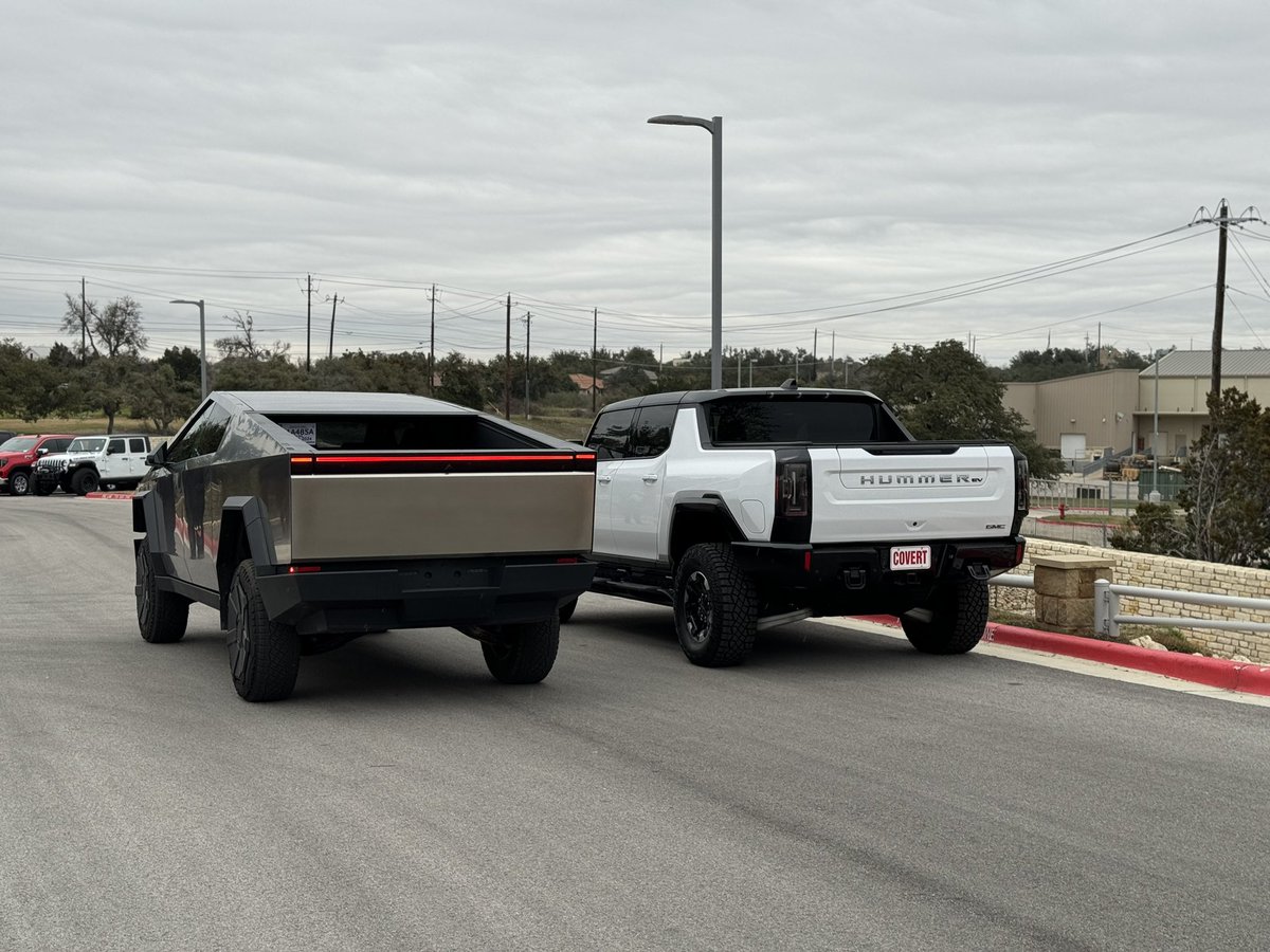 itskyleconner's tweet photo. Cybertruck vs Hummer EV https://t.co/6JclTzsNqQ