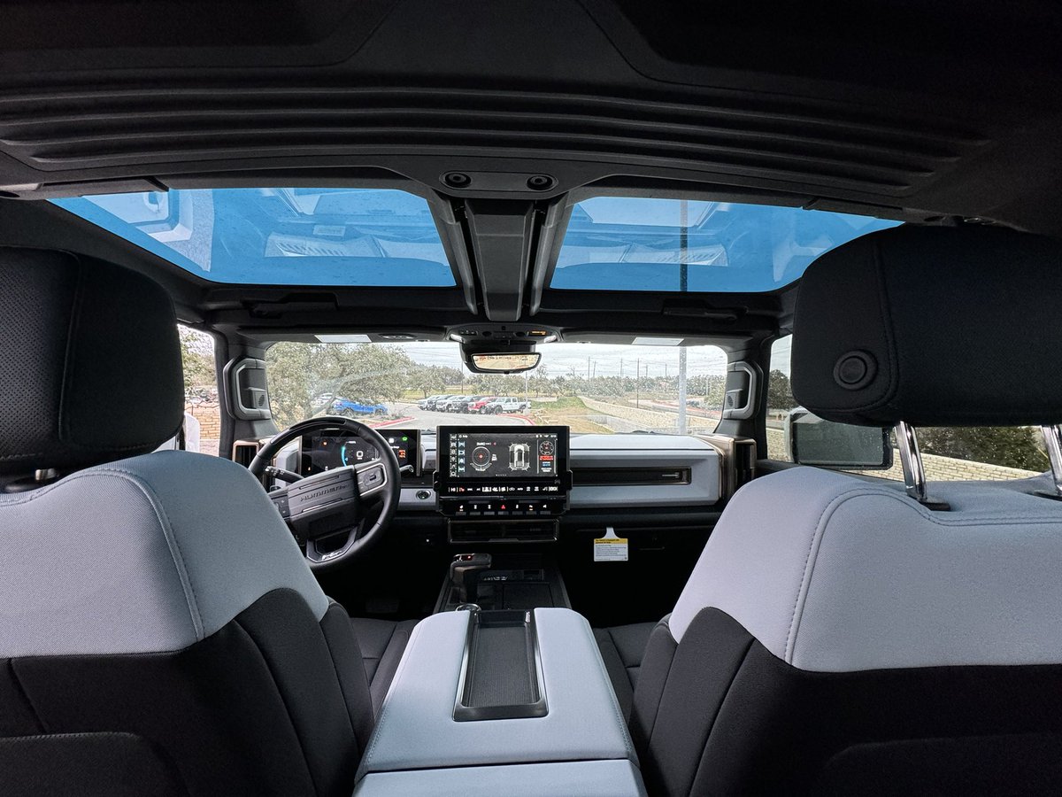 itskyleconner's tweet photo. Cybertruck vs Hummer EV https://t.co/6JclTzsNqQ