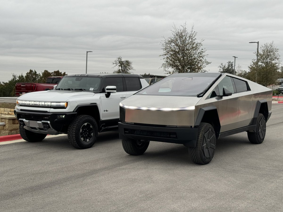 itskyleconner's tweet photo. Cybertruck vs Hummer EV https://t.co/6JclTzsNqQ