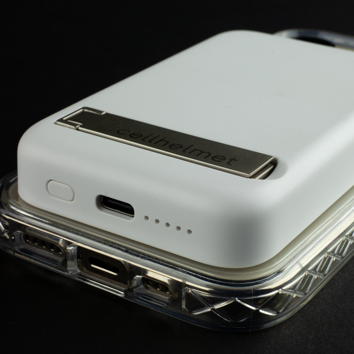 cellhelmet's tweet image. Charge on the go with a 5K mAh power bank 🏃⚡️

⭐️Foldable metal kickstand 
⭐️MagSafe® compatible 
⭐️15W of power
#cellhelmet #powerbank #magsafe #magsafecompaitible 
#iphone #gadgets #smartphone #portablepower