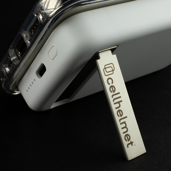 cellhelmet's tweet image. Charge on the go with a 5K mAh power bank 🏃⚡️

⭐️Foldable metal kickstand 
⭐️MagSafe® compatible 
⭐️15W of power
#cellhelmet #powerbank #magsafe #magsafecompaitible 
#iphone #gadgets #smartphone #portablepower