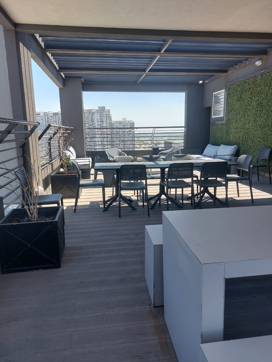VercettiPro's tweet photo. Arriendo de departamento en #EstacionCentral   $330.000  

• 1 dormitorio  
• 1 baño   
• Amplio living-comedor con terraza
• Cocina equipada    

Agende su visita:  

Daniel Jorquera +56 9 3016 6539
djorquera@vercettipropiedades.cl https://t.co/8kiq2NcY8Q