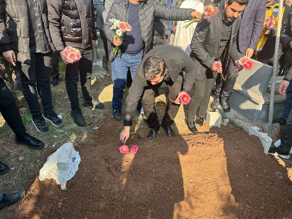 yenisecmen27's tweet photo. İnna lillah ve inna ileyhi raciun.

Dava arkadaşımız, kardeşimiz Sümeyra Kılıç’ı son yolculuğuna dualarla uğurladık.

Çok üzgünüz.

Rabbim mekanını cennet eylesin.

Allah ailesine, sevenlerine ve tüm teşkilatımıza sabırlar ihsan eylesin. https://t.co/EbGfntMrXx