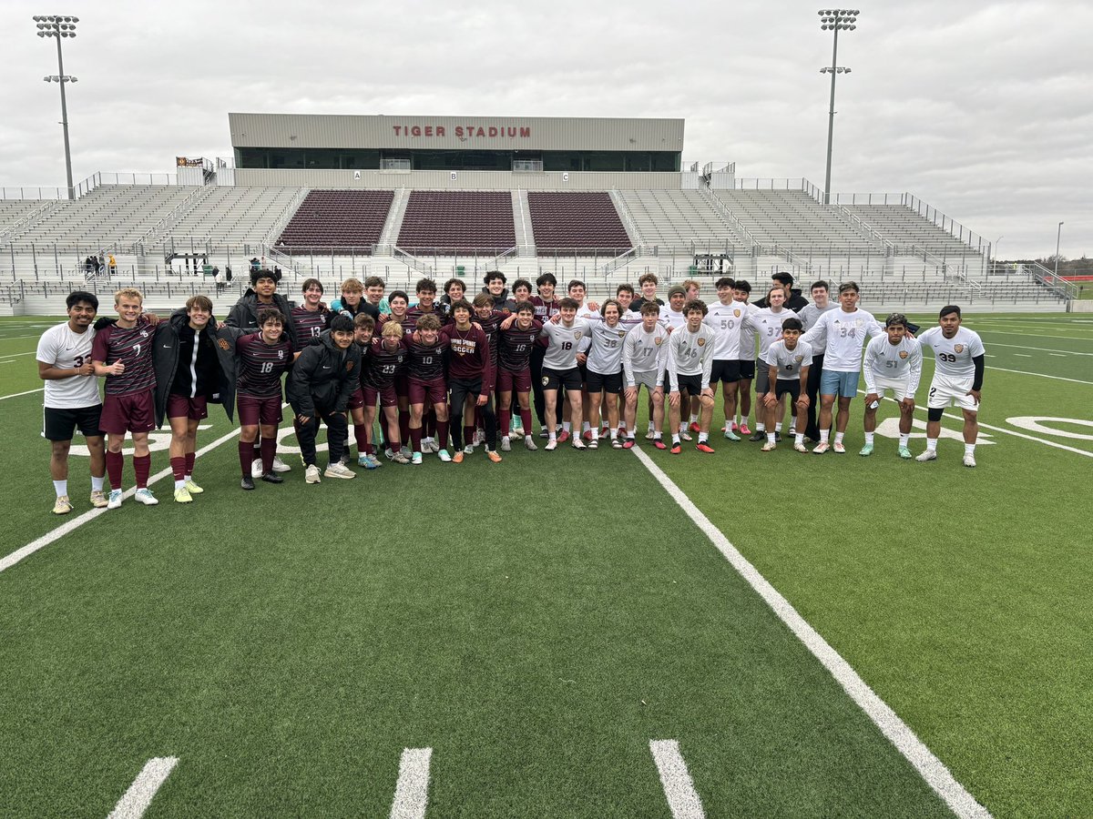 DSSoccer_Boys's tweet photo. Great seeing these Tiger alumni this afternoon! https://t.co/qRCltnqolo