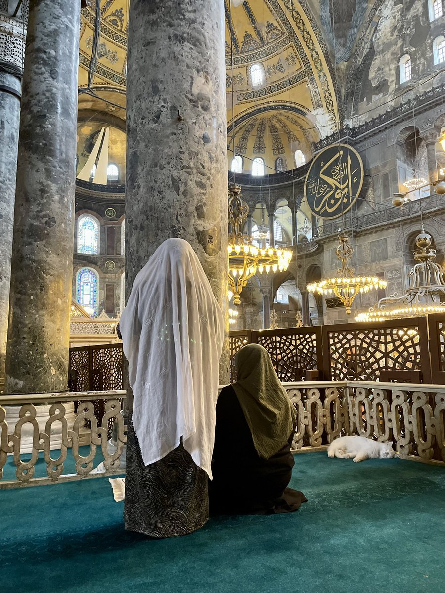 flancini's tweet photo. Women's prayer. La preghiera delle donne. #Ayasofya #Istanbul #mypictures #reportage #photo1 https://t.co/jfhlAOsyql