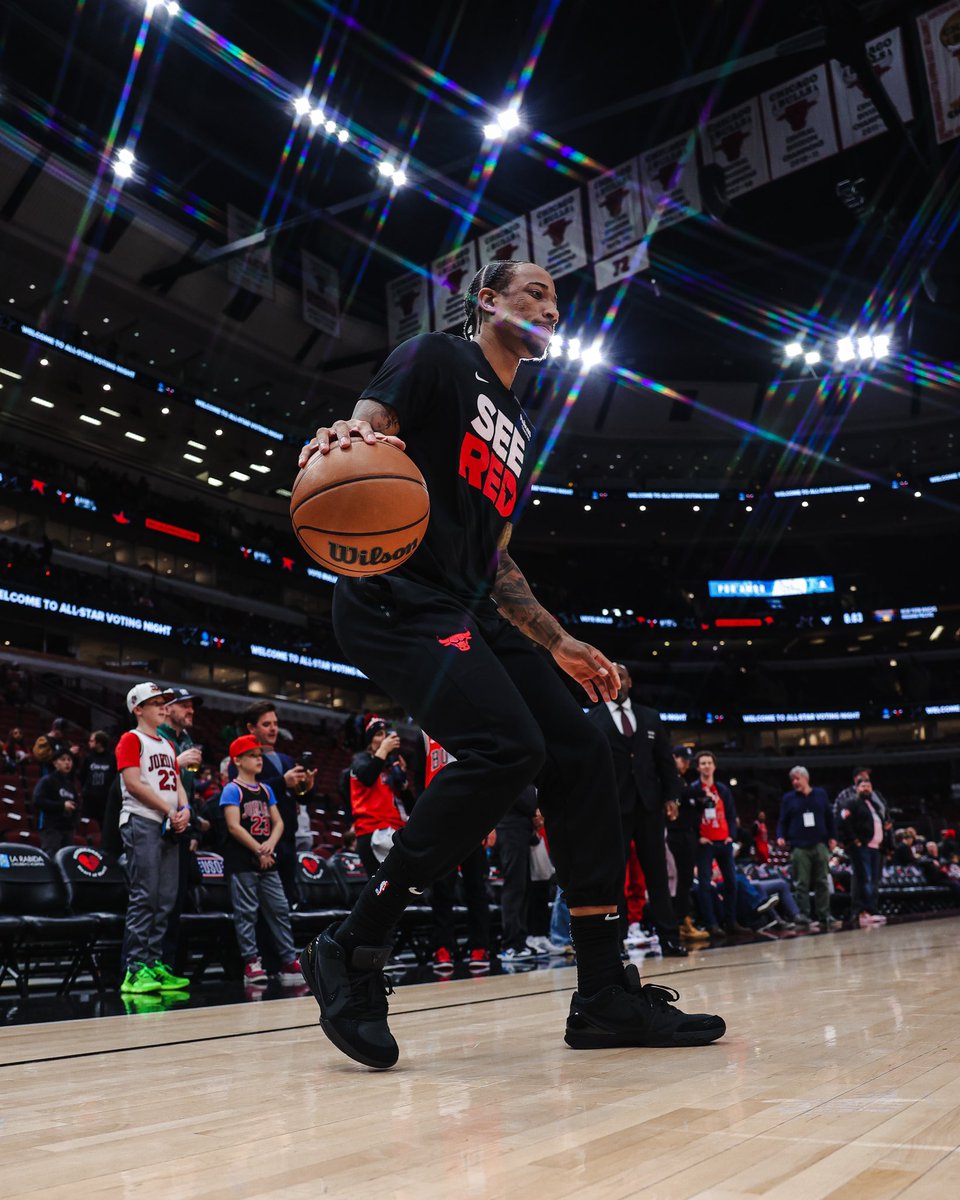 tara_stclair's tweet photo. A little play with a star filter during warm ups. Love the final edit! 

#chicagobulls https://t.co/yBR4IE2WRo