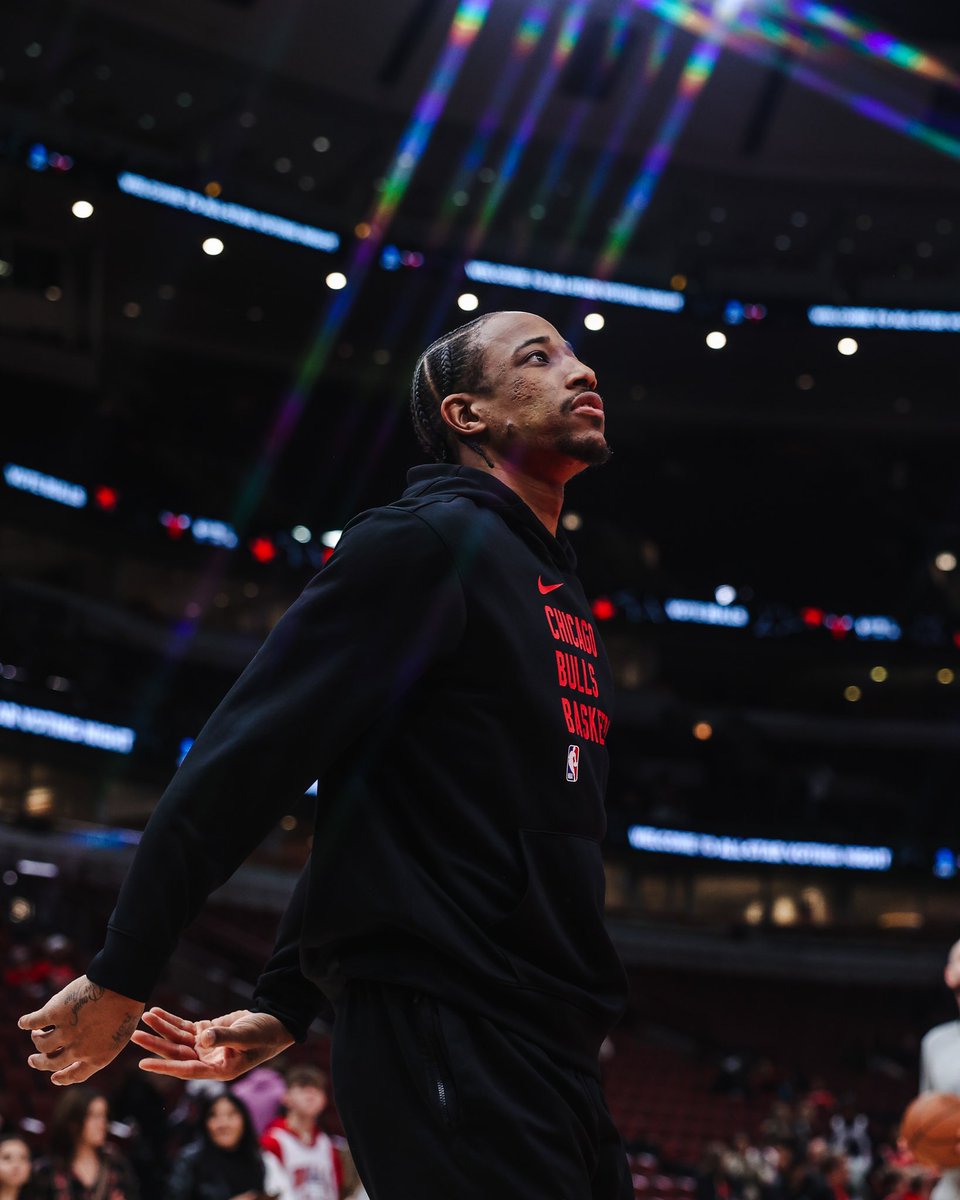 tara_stclair's tweet photo. A little play with a star filter during warm ups. Love the final edit! 

#chicagobulls https://t.co/yBR4IE2WRo