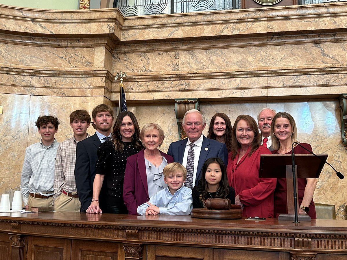 MSHouseOfRep's tweet photo. Speaker Pro Tem. Manly Barton and family. #msleg https://t.co/E434lNd7Rx