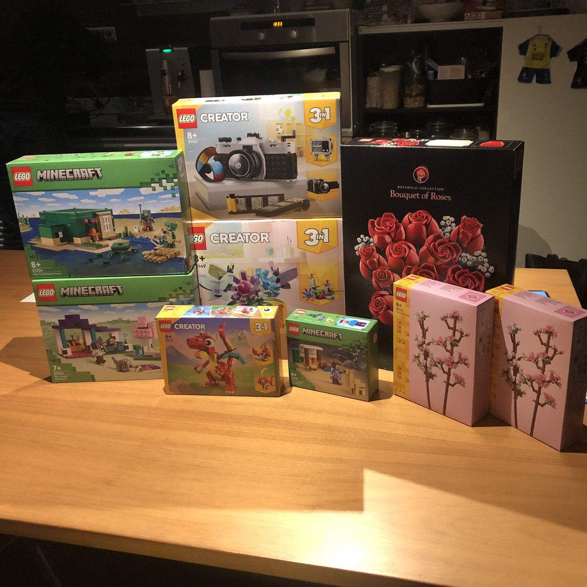 Rixt058's tweet photo. Lego release 1 januari haul✨
I bought 9 sets in total today🤭

#lego #legobotentical #legoflower #legocreator #legominecraft #legohaul #legonews #legobuilder #legophoto #legofan #legobouquet #legocreator3in1 #legocamera https://t.co/fxQEfyUcR5