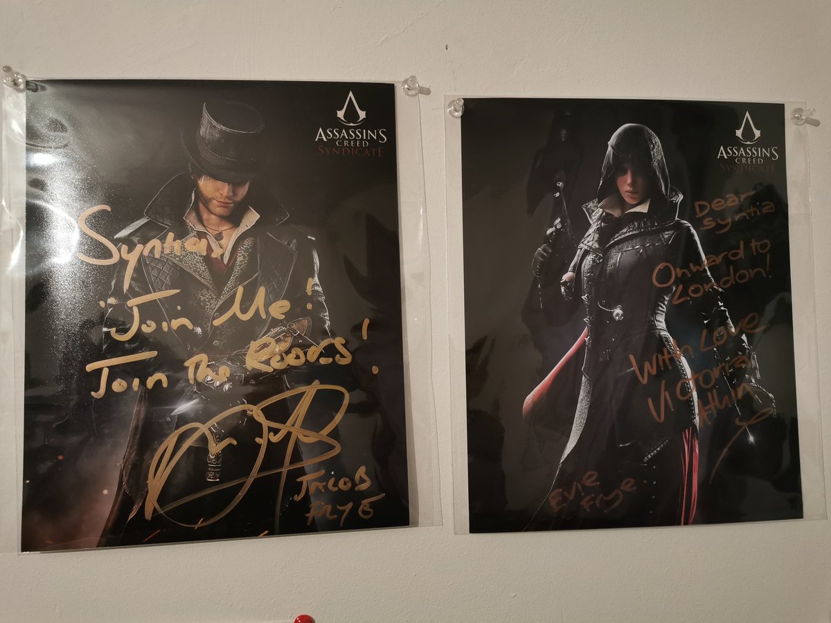 Syarkh_'s tweet photo. YAY! I'M SO HAPPY!
My Evie Frye autograph is finally at home and joins the Jacob Frye one 😍🥺
💚💛💚💛💚💛💚💛💚💛💚💛
#PaulAmos #VictoriaAtkin #JacobFrye #EvieFrye #AssassinsCreed #ACSyndicate https://t.co/4yN9gzKbVH