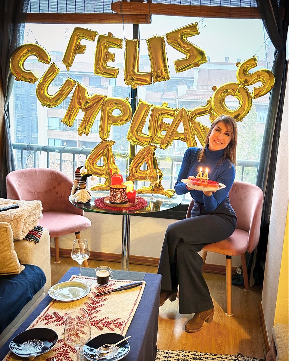 YosoyLauLobo's tweet photo. Con los míos cerquita, con salud, con el teléfono llenito de felicitaciones y el corazoncito feliz… Hoy sólo puedo darle gracias a la vida y brindar por esta nueva vuelta al sol…. Bienvenidos sean estos 44 y que mi cuerpito los disfrute!!!! #gracias #atodos #atodas #yatodes https://t.co/sOTPl0t1lM