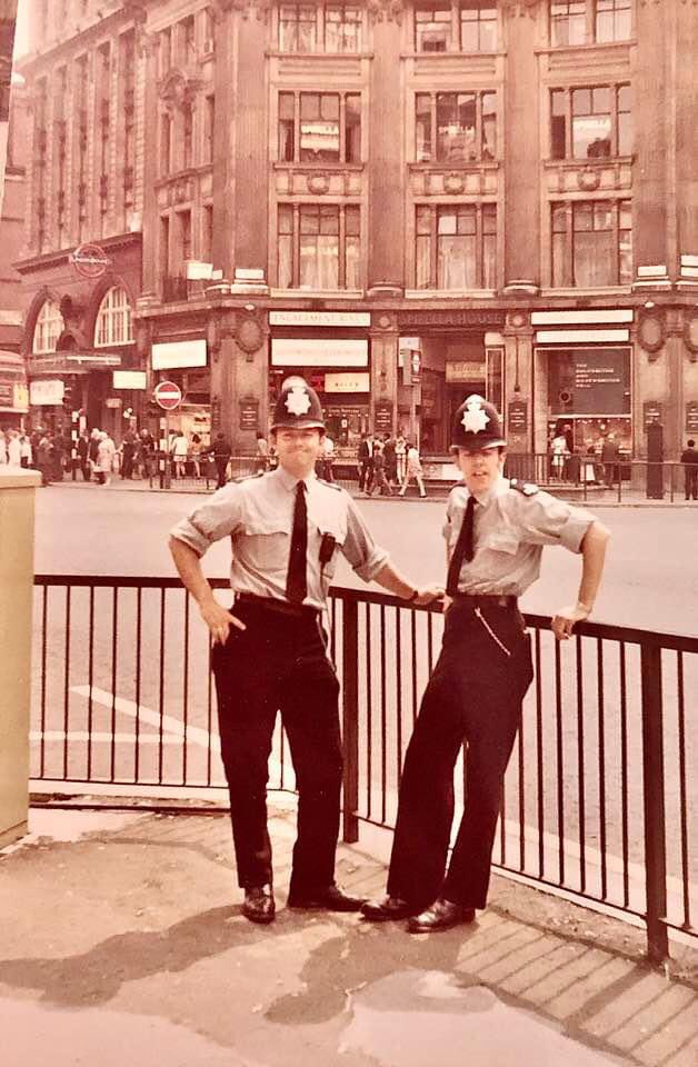 Friendly bobbies in 1969, junction of Oxford Street and Regent Street, London 
#TheWayWeWere