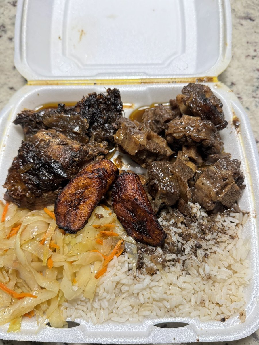Jerk chicken + Oxtail curry! 
#Jamaican #Jamaicanfood #carribeanfood