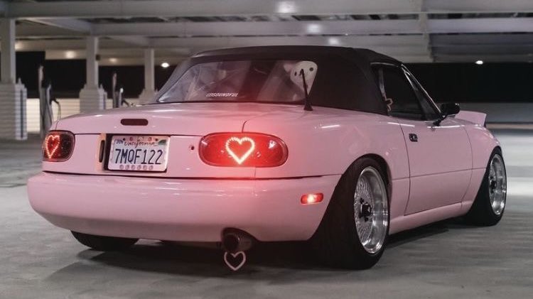 300moods's tweet photo. heart shaped tail lights https://t.co/0ryKYBYrwi