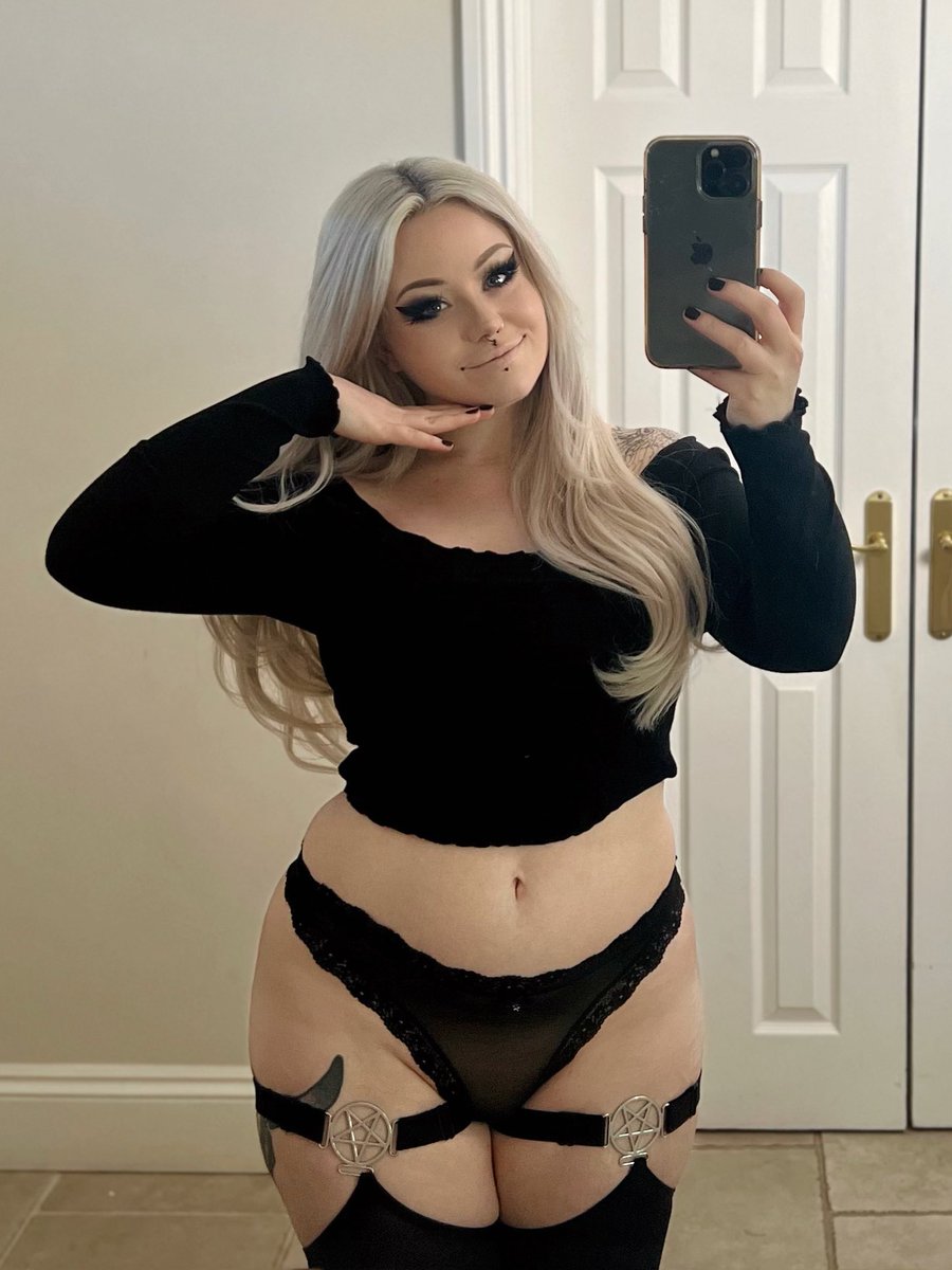 Sp00pyBeans's tweet photo. Smash or marry? 🎀 https://t.co/r5eE1CtFqk