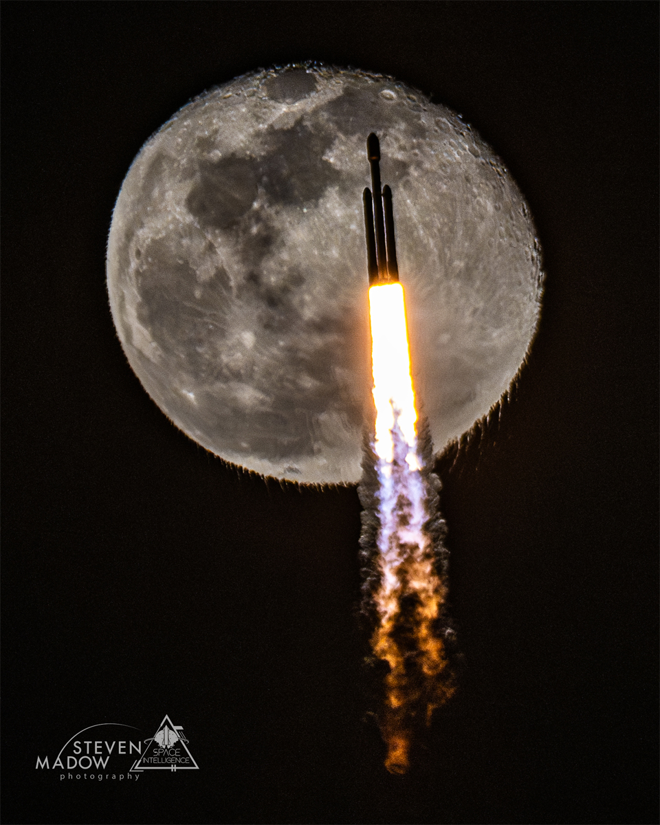 Rocket Transits Rippling Moon Image Credit & Copyright: Steven Madow Explanation: Can a rocket make the Moon ripple? No, but it can make a background moon appear wavy. The rocket, in this case, was a SpaceX Falcon Heavy that blasted off from NASA's Kennedy Space Center last…