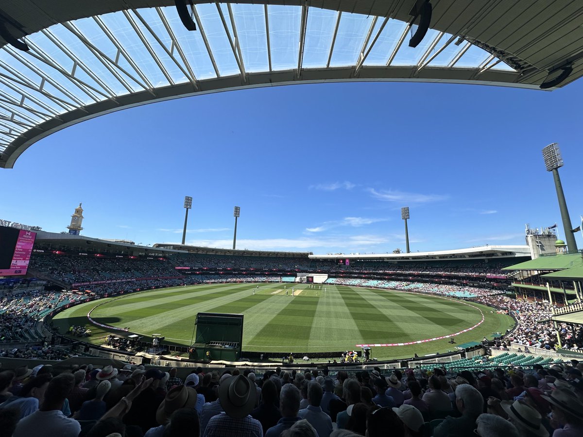 First over of the first day of the Sydney Test. Tall blue sky. Australia got a wicket off the second ball. Pakistan scored a lovely boundary. Life is good.