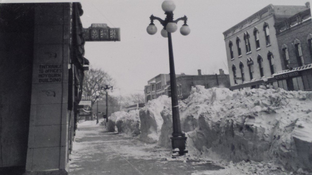 #Evanston: Here's wishing everyone a happy start to 2024! (And in the future, may all your sidewalks be as nicely shoveled as this one.) Pictured: after a snowstorm, Davis St., 1918. Outside the Hoyburn Building, 615 Davis Street, between Chicago and Orrington.