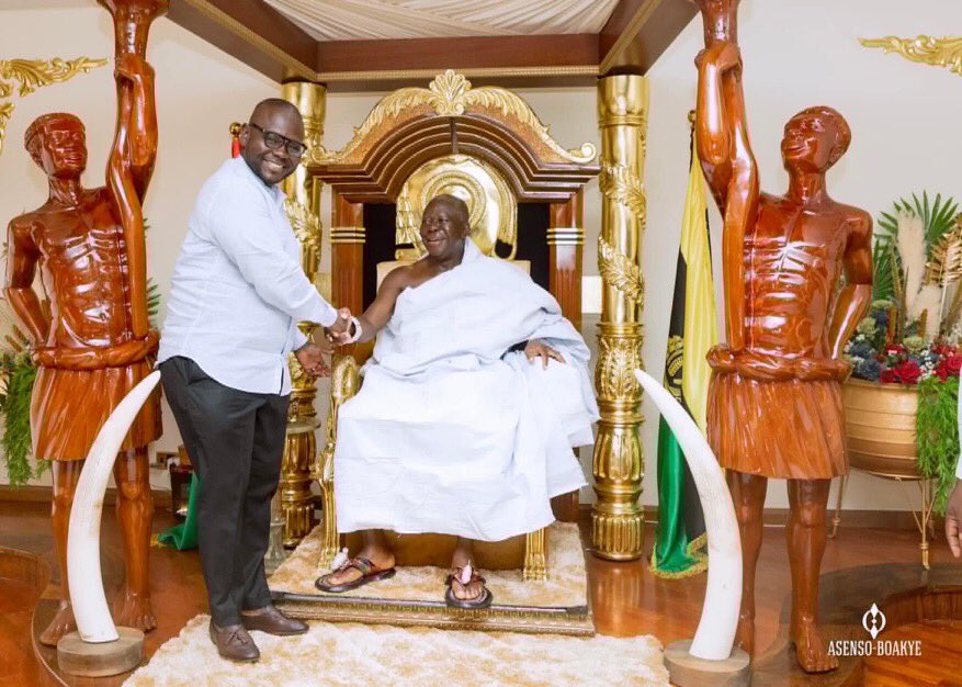 In the spirit of the new year, I went to pay homage to His Royal Majesty, The Asantehene, Otumfuo Osei-Tutu II at the Manhyia Palace. 

May your reign be long, Nana.