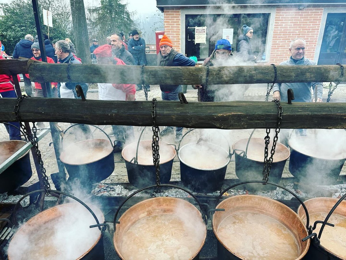 GabusiMarco's tweet photo. 💙 FAGIOLATA DI SAN DEFENDENTE 💙

Oggi a Castiglione d’Asti per partecipare alla tradizionale Storica #Fagiolata di San Defendente!

Circa 450 chili di #fagioli cucinati dai cuochi della Pro loco: #tradizioni e #delizie del nostro bellissimo #territorio! 💙 https://t.co/lgKNV6vHhG