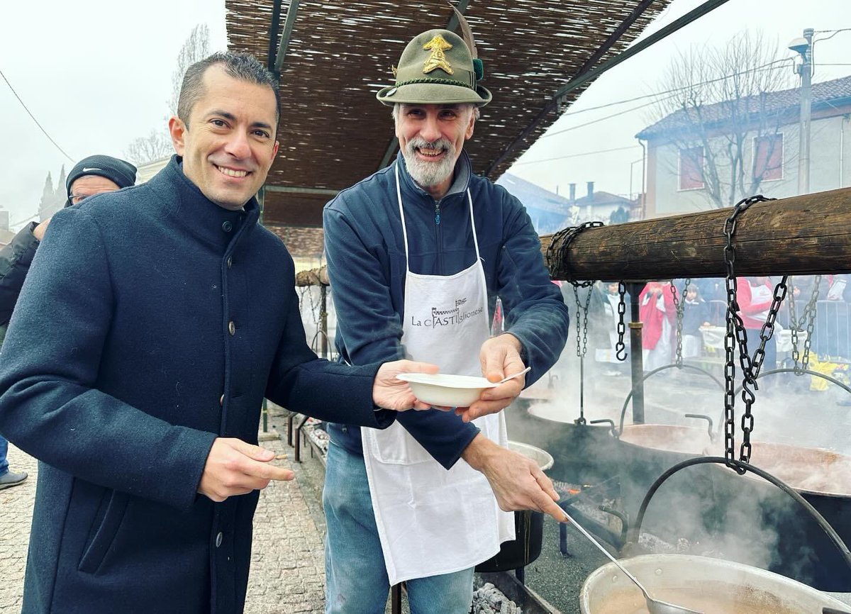 GabusiMarco's tweet photo. 💙 FAGIOLATA DI SAN DEFENDENTE 💙

Oggi a Castiglione d’Asti per partecipare alla tradizionale Storica #Fagiolata di San Defendente!

Circa 450 chili di #fagioli cucinati dai cuochi della Pro loco: #tradizioni e #delizie del nostro bellissimo #territorio! 💙 https://t.co/lgKNV6vHhG