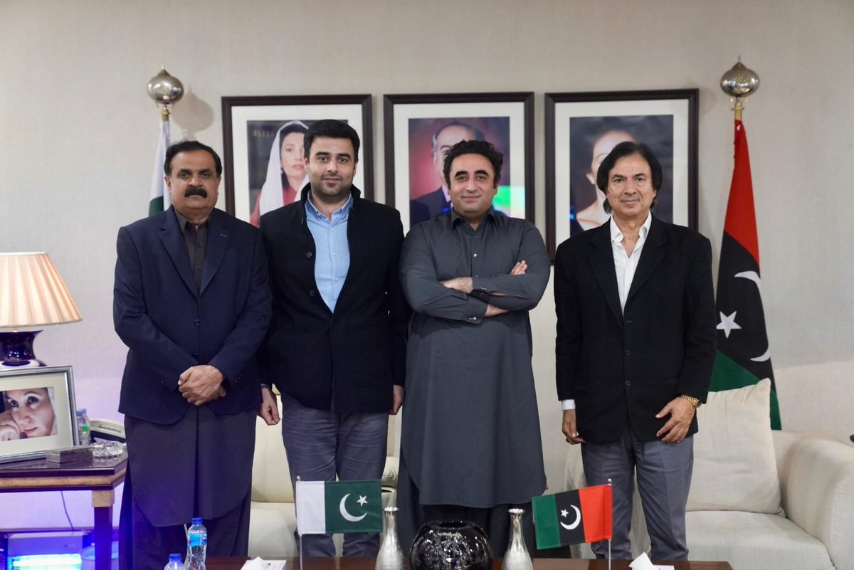 faran_ppp's tweet photo. چیئرمین بلاول بھٹو زرداری سے بلاول ہاؤس لاہور میں  
پیپلزپارٹی وسطی پنجاب کے جنرل سیکرٹری سید حسن مرتضی صاحب کےہمراہ جھنگ سے پیپلز پارٹی کے دیرینہ نظریاتی خاندان 
بخاری سادات شاہ جیونہ سید 
شہریارعلی بخاری صاحب ، سیدحیدر علی بخاری کی ملاقات 
@BBhuttoZardari@S_HassanMurtaza https://t.co/NNfgCLCubx