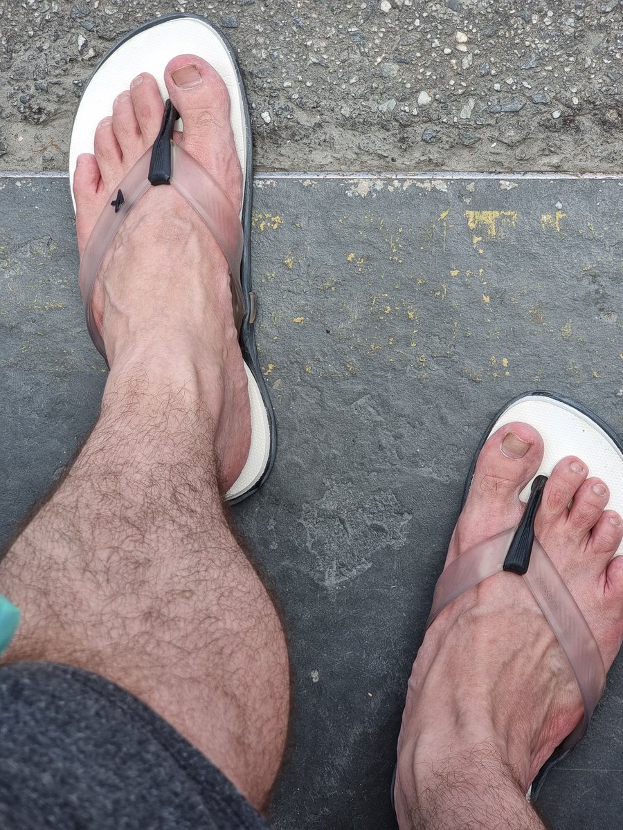 pezaosp's tweet photo. Dps de 5 km andando nesse calor meus pés estavam fervendo. #pesmasculinos #gayfeet #malefeet #gaytoes #footworship https://t.co/KR4U4XENpW