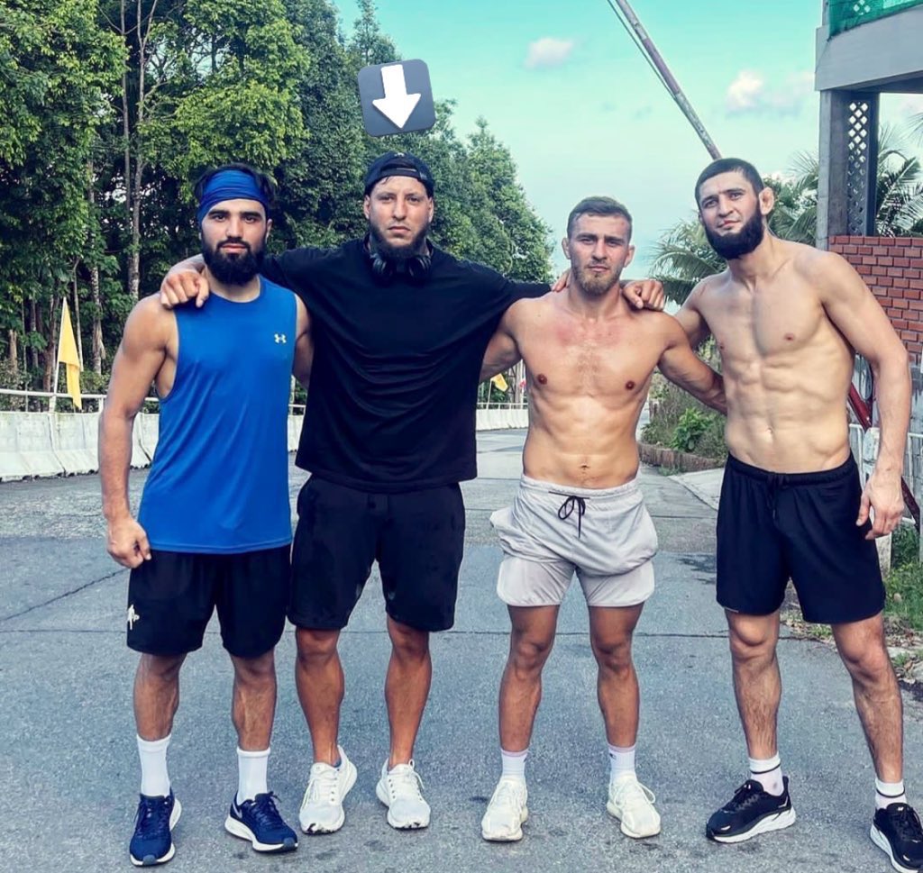How to become a UFC Fighter…. BY LYING!

The story of Askar Mozharov 

Thread 🧵