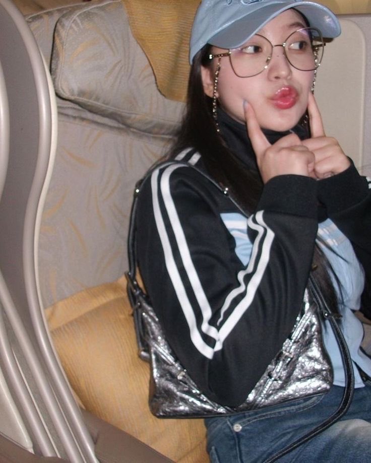 hkhyeri's tweet photo. · 𝗁𝗒𝖾𝗋𝗂𝗆𝗂𝖾𝗌𝖾 𝗉𝗈𝗌𝗍 #hkgram, 
next stop: paris. ✈️ https://t.co/eOls4YUmxs
