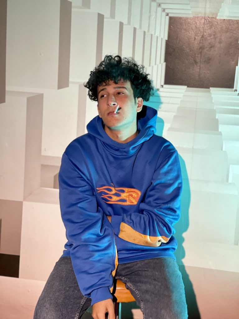 شكد حلو واحد ماعندة تاج راس 
ولا عندة واحد يتحكم بي
ولاعندة خط احمر
ولاعندة واحد يأمرة 

#الحرية_رزق

#امارجي 
#الامة_العراقية