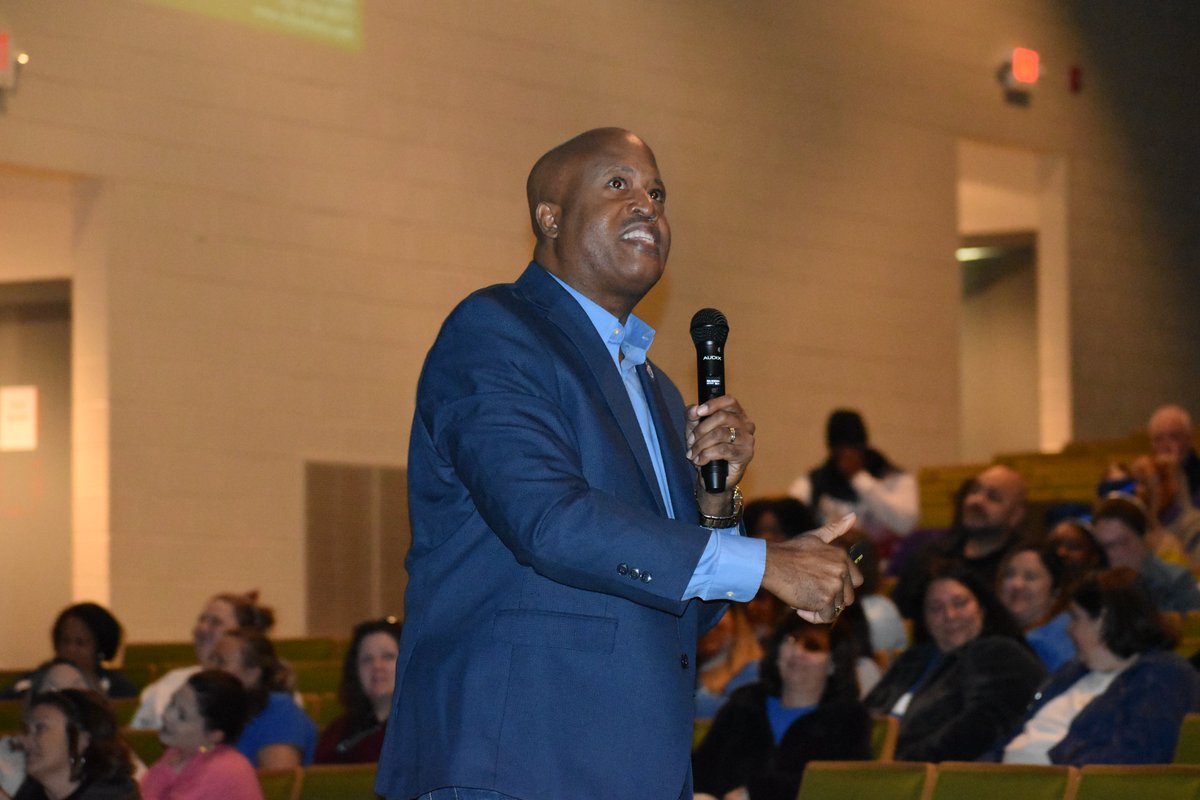 Thank you to <a href="/DrJhodge1906/">Dr. John W. Hodge (My views are my own).</a>  for helping kick off our new year at the MCS Midyear Convocation! A great morning of celebration, empowerment, and positive challenges for the new year for all MCS Team Members!  #OneTeamOneDream #BetterTogether