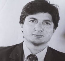 Murosyresisten's tweet photo. 🔴 La familia Pellegrin Friedmann responde a la carta de Carmen Hertz y Miguel Lawner, militantes sionistas del Partido Comunista de Chile.

Ha salido a la luz pública una carta en que dos militantes sionistas del Partido Comunista de Chile condenan expresiones del también militante (palestino) Daniel Jadue, quien se ha referido en duros términos al genocidio en curso en Palestina.

Dentro de dicha carta, se evoca el nombre de la ex militante Judith Friedmann Volosky, y de su hijo (traicionado por el partido y) asesinado por la Dictadura de Pinochet, Raúl Pellegrin Friedmann, como si ambos pudieran ser ofendidos por las palabras de apoyo a Palestina y condena al sionismo.

De lo único que esta familia se siente profundamente defraudada y ofendida, es del Partido Comunista de Chile y su línea de entreguismo neoliberal. Genuflexo ante el poder. Que regala las riquezas naturales al capital extranjero y los hijos de Pinochet, que perpetúa la impunidad de los crímenes de Estado y fortalece al ejército y la policía militarizada que persisten con la doctrina del enemigo interno. Que militariza el Wallmapu y trata al pueblo Mapuche como objeto de museo y estorbo para el progreso. Que salva a los gigantes privados de la salud para que sigan lucrando y que se alinea con los intereses de EEUU en la región.

Orgullosos judíos antisionistas se han criado en esta familia desde que el anarquista Israel Friedmann llegara escapando de la pobreza de Europa del Este a principios del siglo XX.

Apoyamos sin titubear la posición del alcalde Jadue, y la de todos y todas quienes denuncian el genocidio cometido contra el pueblo palestino por la entidad sionista. Emplazamos por lo mismo, a todas las personas judías que se declaran de izquierda, a condenar sin ambages ni atenuantes las horribles acciones que hace 75 años, y con mayor intensidad hace 3 meses, lleva a cabo el ejército sionista de ocupación. 

Desde el río hasta el mar, Palestina será libre.

Y Chile, más temprano que tarde, se unirá como pueblo para barrer a todos los traidores que hoy gobiernan (con cartel de izquierda) junto a la derecha concertacionista y pinochetista, sobre la sangre de los caídos en Octubre.

Pondremos nuestra dignidad, la de los pueblos que habitamos esta franja, tan alta como la Cordillera de los Andes.

Familia Pellegrin Friedmann
Enero 2024