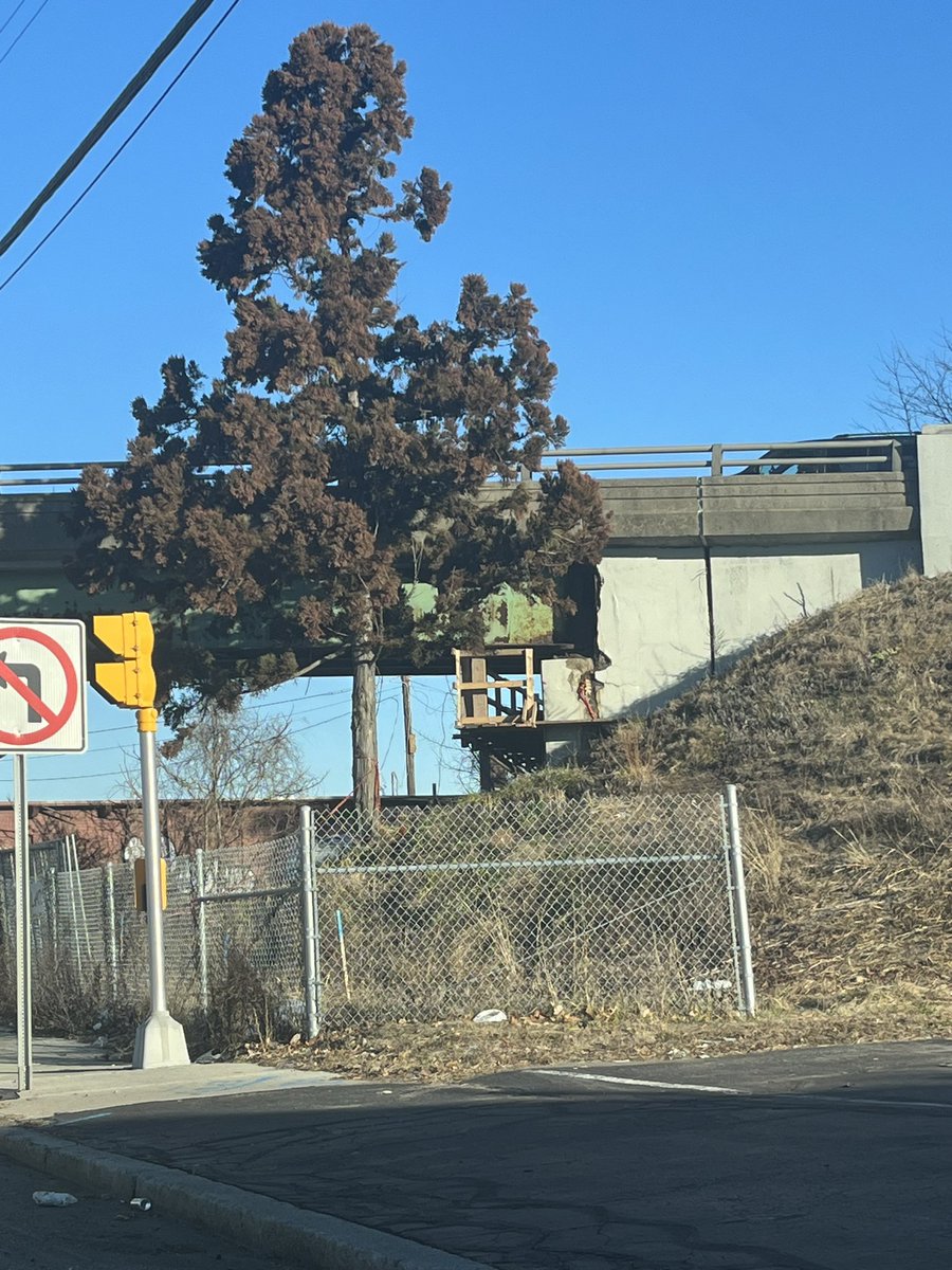 kyymaddz's tweet photo. 🤔🤔 95 N ramp thubers ave. Doesn’t look safe to me @wpri12 @RIDOTNews @RIprobz https://t.co/SgQGxOsqfG