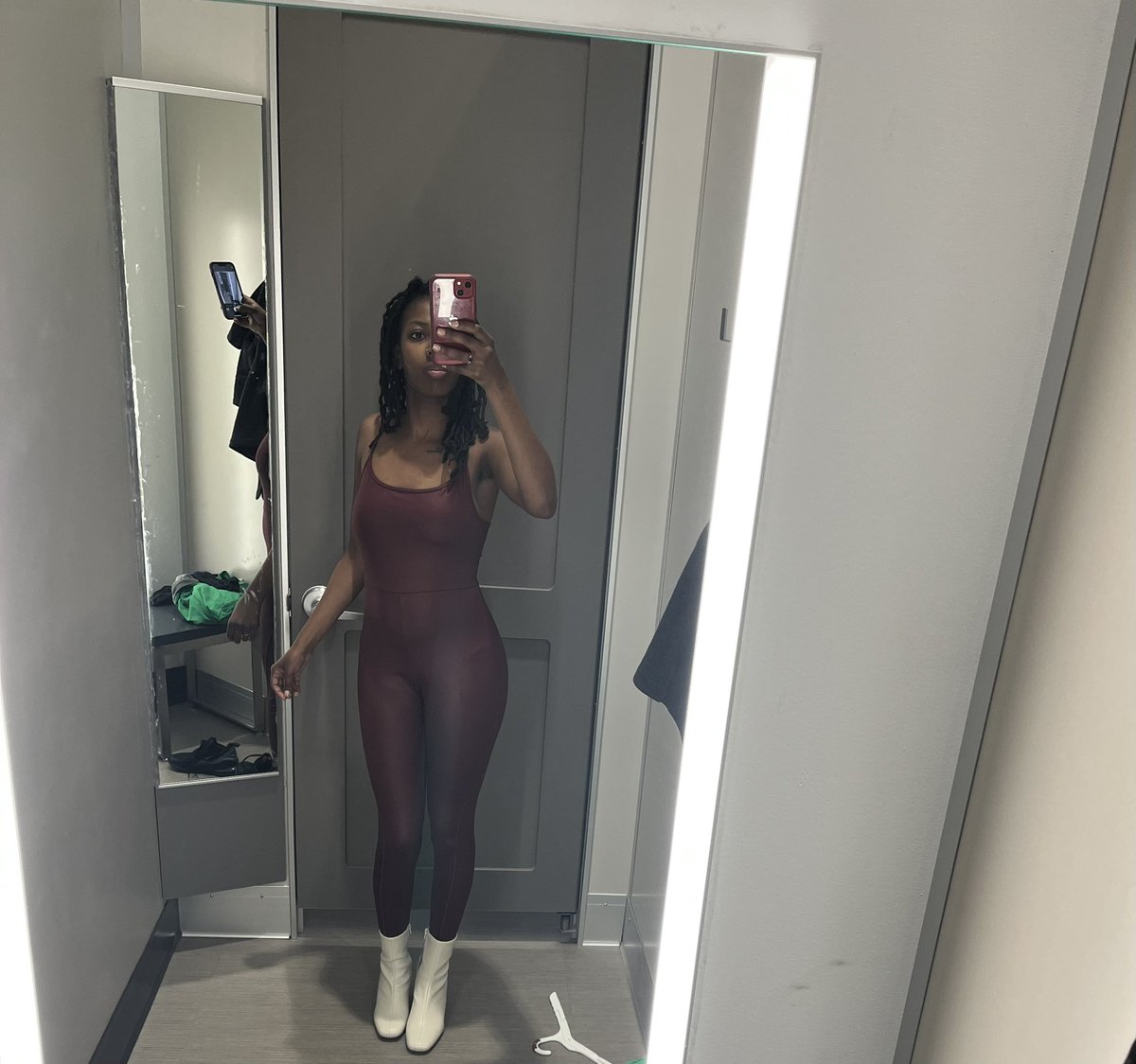 iamsydnichase's tweet photo. High heels on my tippies 🥵 https://t.co/pEDa3HWtMh