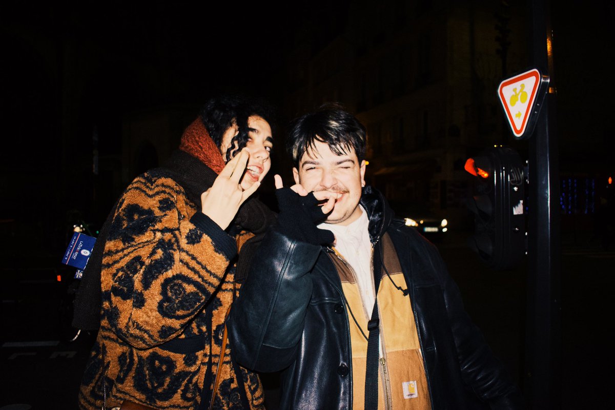 juanitt2's tweet photo. Cool kids in paris https://t.co/XDovMoshd9