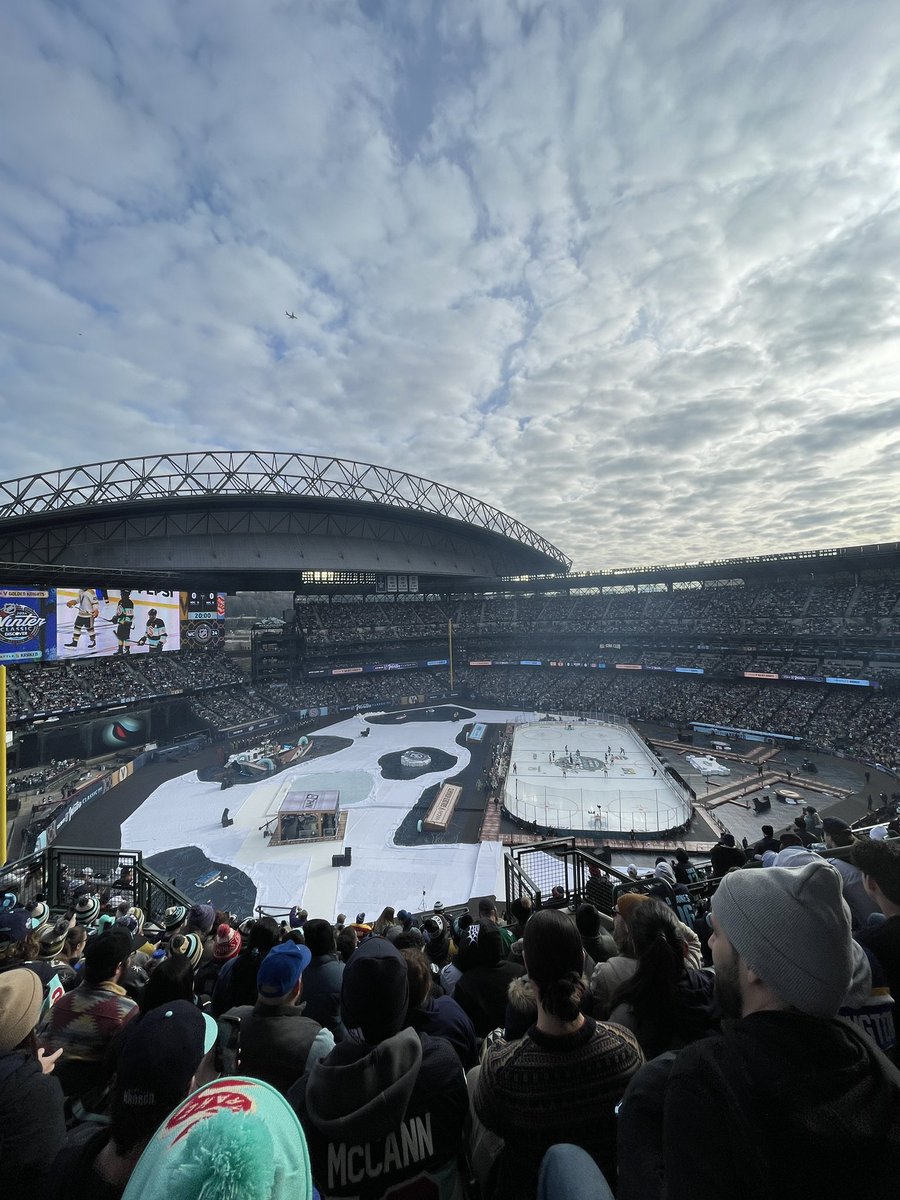 markraustin9's tweet photo. @SportsSturm Edgar Martinez was there yesterday! In the second intermission they did a Seattle sports legends ceremony that he was at https://t.co/bCUBdd17Nb
