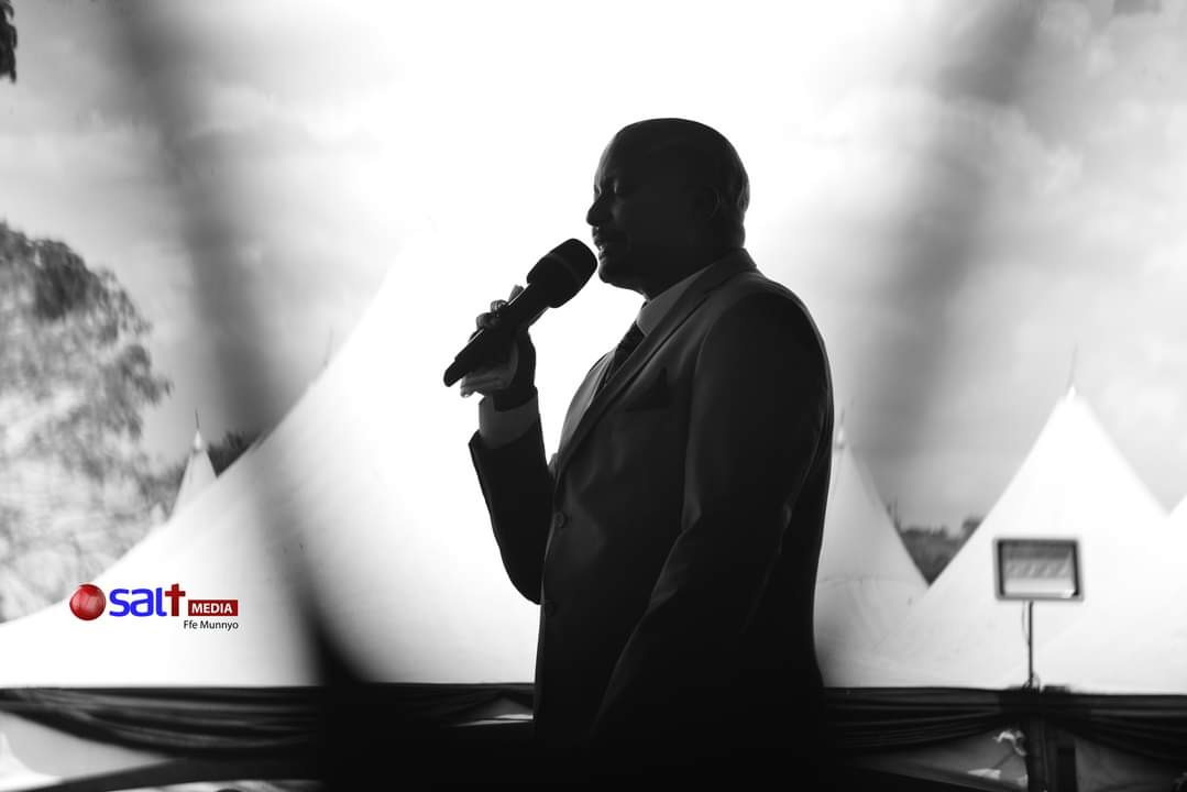 S_Rwakoojo's tweet image. Coward's once again strikes 🤔

The heinous attack on #Pastor_Bugingo gunmen pelting bullets at his car this evening in the areas of #Nansana reports indicate that he's driver was murdered in the attack.
Our nemies use excessive force and anger #Gun_Violence must STOP 🛑