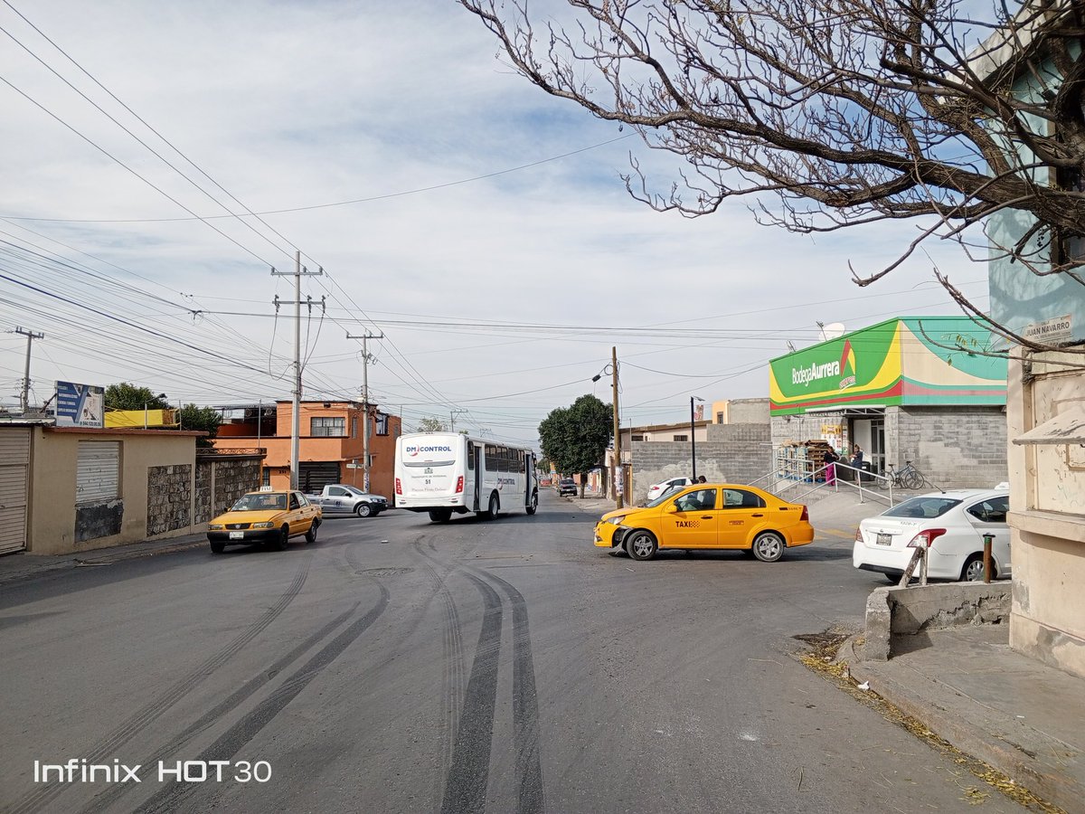 Mayky_Angel's tweet photo. @CICsal urge las autoridades municipales pongan un semáforo en las esquinas de las calles juan navarro y calle 28 esa esquina es muy propensa a accidentes. Este sucedió hace 10 minutos https://t.co/8qb25U7ngC