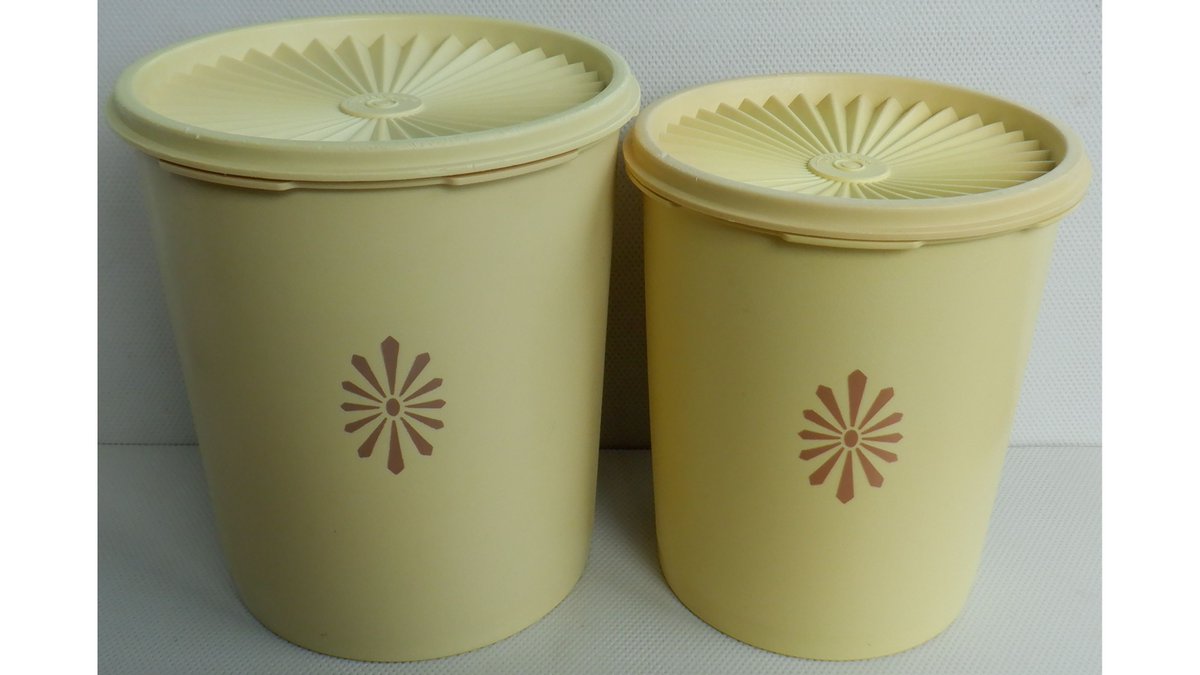 EverRotating's tweet photo. 2 vintage yellow plastic containers by Tupperware.
π https://t.co/geCZXqUSQc
#TupperwareTuesday https://t.co/gcMYDpATZt