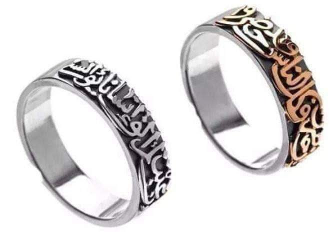 يُقال ان هذا خَاتم الزَواج بالأندلس❤️💍

الخَاتم الفضّي للعرّيس مَكتوب عَليه :
« إنْ غِبت لمْ ألق إنسانًا يُؤنسني »

الخَاتم الذَهبي للعَروس مَكتوب عَليه :
« وَإنْ حَضرت فكُلّ النَّاسِ قَد حَضَرَوا »