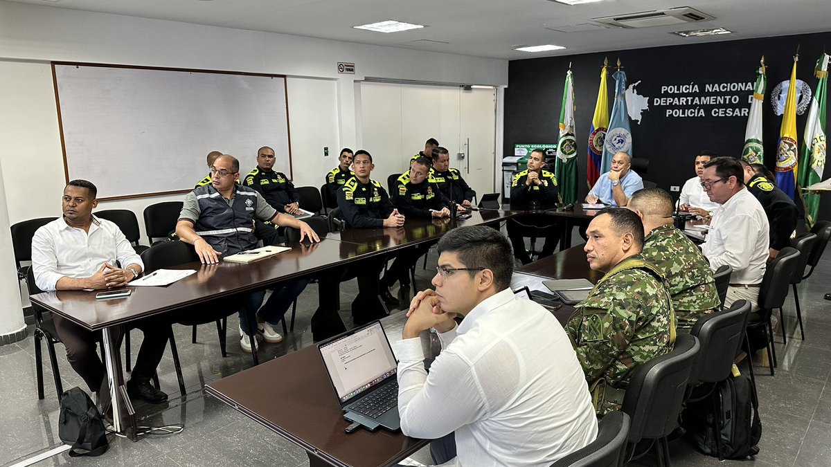 ErnestoOrozcoD's tweet photo. Cumpliendo las peticiones de los vallenatos,  el próximo 17 de enero finalmente será la implementación de la Policía Metropolitana.
Las medidas fueron dispuestas en el primer acto de gobierno luego de la posesión: un Consejo de Seguridad. https://t.co/Gb4o5KevF6