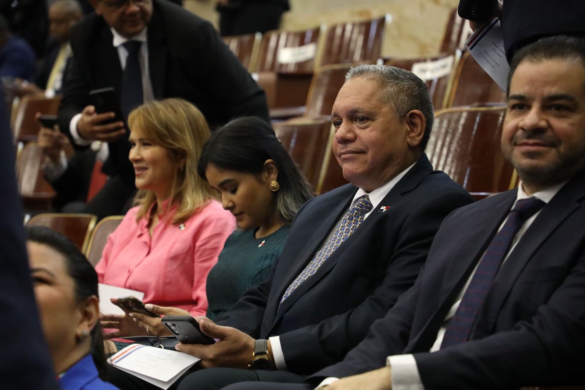 La Canciller @JanainaGob, el Vicecanciller <a href="/vladimirfrancos/">Vladimir Franco</a> y la Viceministra <a href="/yilloterog/">Yill del Carmen Otero</a>, acompañaron al Presidente <a href="/NitoCortizo/">Nito Cortizo</a> a presentar el Informe a la Nación, ante el pleno de la <a href="/asambleapa/">Asamblea Nacional</a>.