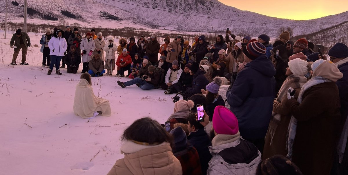 Gurudev's tweet photo. Started the new year on a small island in the northern part of Norway, where the sun rises only after mid January. Satsang and meditation rhymed with the dance of the northern lights. https://t.co/SdPxLsEslH
